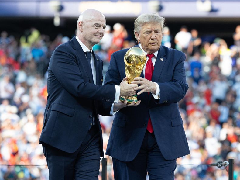 Gianni Infantino, presidente de la FIFA, y Donald Trump, presidente de Estados Unidos, sostienen el trofeo de la Copa Mundial de la FIFA durante la final del Mundial de la FIFA 2026 entre España y Argentina en el estadio New York/New Jersey en East Rutherford el 19 de julio de 2026.
