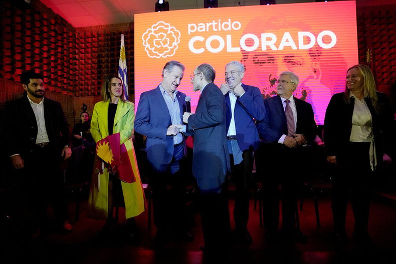 Los seis precandidatos y Diego Delgrossi, maestro de ceremonias, en la sala de convenciones del Partido Colorado. Foto: Javier Calvelo, adhocFOTOS