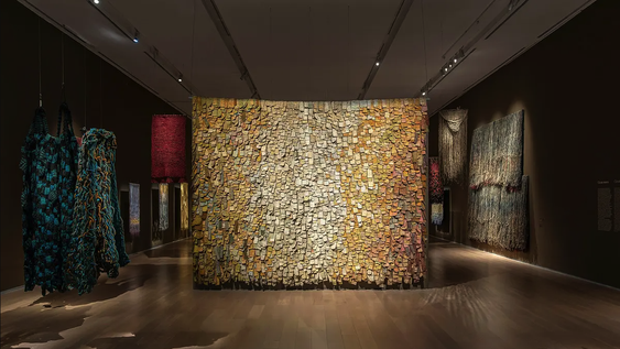 Cuerpo textil, de Olga de Amaral, en el Malba.