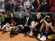 Zohran Mamdani se sienta con los asistentes para ver el torneo de fútbol The Cost of Living Classic el 19 de octubre de 2025 en la ciudad de Nueva York. Zohran Mamdani se sienta con los asistentes para ver el torneo de fútbol The Cost of Living Classic el 19 de octubre de 2025 en la ciudad de Nueva York.