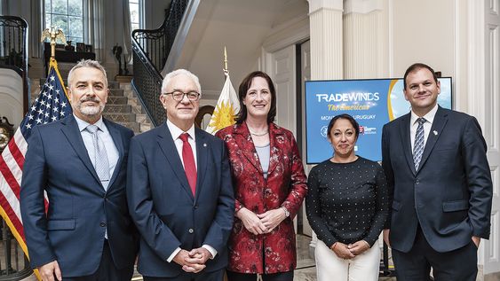 Subjefe de misión Karl Rios, canciller Mario Lubetkin, embajadora de Estados Unidos Heide Fulton, ministra de Industria Fernanda Cardona y agregado comercial de la embajada de Estados Unidos Robyn Garfield Subjefe de misión Karl Rios, canciller Mario Lubetkin, embajadora de Estados Unidos Heide Fulton, ministra de Industria Fernanda Cardona y agregado comercial de la embajada de Estados Unidos Robyn Garfield