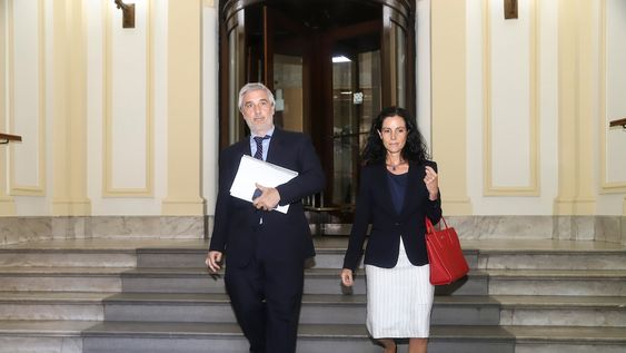 El subsecretario y la ministra saliendo de la sede de Economía y Finanzas El subsecretario y la ministra saliendo de la sede de Economía y Finanzas