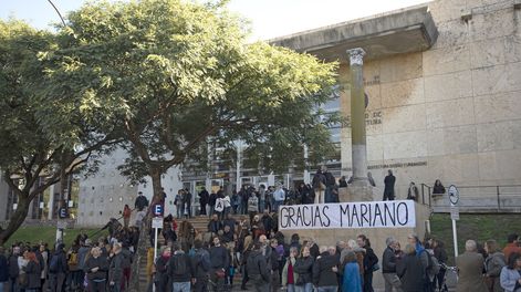 Búsqueda | Colegas despiden a Arana en Facultad de Arquitectura. Foto: Sofía Torres