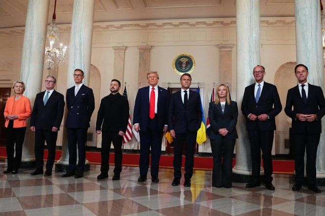 Donald Trump posa con el presidente de Ucrania y líderes europeos en la Casa Blanca
