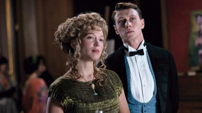 Léa Seydoux y George MacKay en Amor sin tiempo