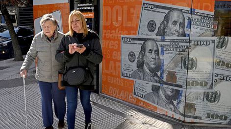 El dólar está siendo un tema central de la campaña electoral argentina. Foto: AFP