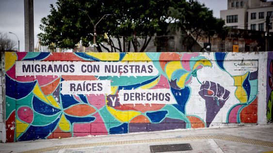 Un muro en Montevideo, con referencias a la inmigración reciente captada por Uruguay. Un muro en Montevideo, con referencias a la inmigración reciente captada por Uruguay.