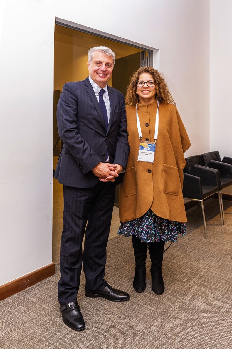 El embajador de la OEA Washington Abdala con la representante de la OEA en Uruguay Claudia Barrientos