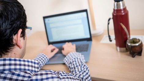 Un hombre teletrabaja desde su casa en Montevideo. Foto: Pablo Vignali / adhocFOTOS