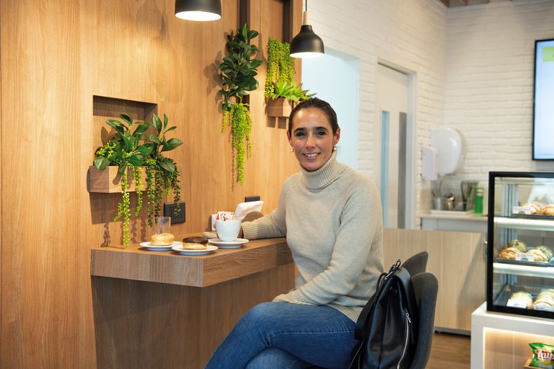 Cata de Palleja disfrutó de un café y una donut en el DISA Shop.
