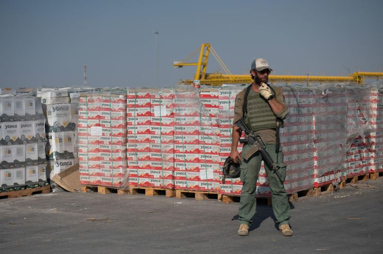 Vista de cajas de ayuda humanitaria este jueves, en Kerem Shalom (Israel). Bajo el sol abrasador del verano, cajas con alimentos se descomponen a la intemperie en el cruce de Kerem Shalom, del lado de la Franja de Gaza