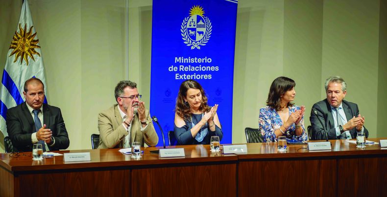 El director de Agro en Punta, Marcelo Bascialla; el subsecretario del MGAP, Matías Carámbula; la vicecanciller Valeria Csukasi; la directora ejecutiva de Uruguay XXI, Mariana Ferreira; y el representante del BID, Luiz Ros.