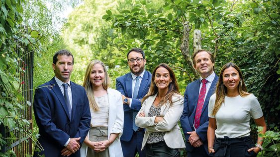Matías Pérez del Castillo, Soledad Echevarría, Gustavo Di Genio, Florencia Di Segni, Miguel Casanova y Pía Ferrería posan para Trayectorias.