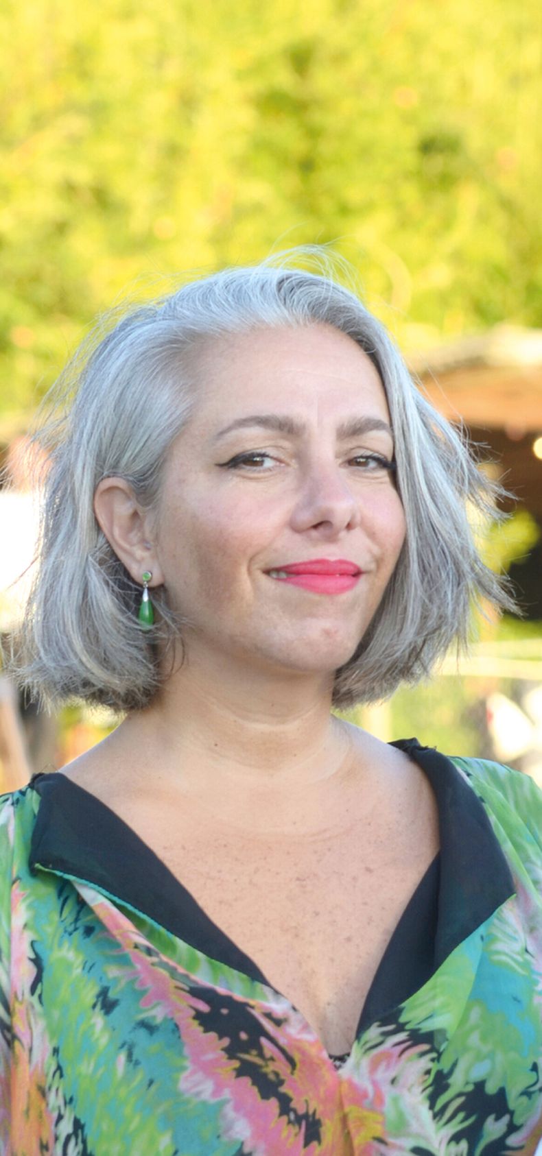 La primera vez que la productora musical Valeria Piana vio sus canas fue en un viaje a Cabo Polonio y desde entonces nunca se volvió a teñir. Foto: Ximena Pérez.