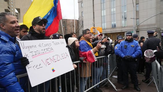 Simpatizantes y opositores a Nicolás Maduro se manifestaron el lunes ante el juzgado de Nueva York donde comenzó el juicio al exlíder venezolano. Simpatizantes y opositores a Nicolás Maduro se manifestaron el lunes ante el juzgado de Nueva York donde comenzó el juicio al exlíder venezolano.