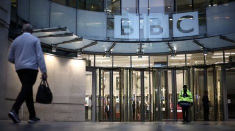 Un hombre pasa por la entrada de la BBC en Londres, Reino Unido, el 10 de noviembre de 2025.
