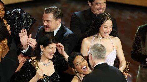 Leonardo DiCaprio, Chase Infiniti (centro derecha), Paul Thomas Anderson (derecha) y la productora Sara Murphy (izquierda) y Teyana Taylor (centro derecha) se abrazan tras ganar el Oscar a la Mejor Película por Una batalla tras otra durante la 98.ª ceremonia anual de los Premios Óscar en el Dolby Theatre de Los Ángeles, California, el 15 de marzo de 2026. &nbsp;