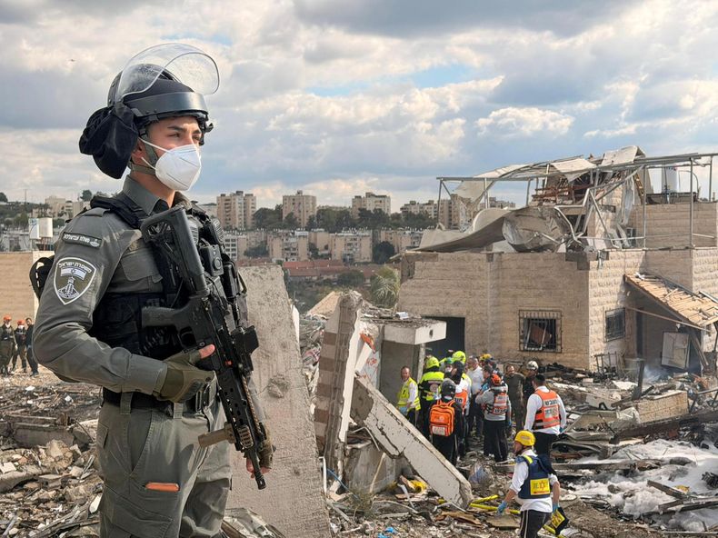 Nueve personas murieron este domingo tras el impacto de un misil iraní en la localidad israelí de Beit Shemesh, cerca de Jerusalén, según la última información del servicio de búsqueda y rescate israelí Zaka, en un ataque que ha provocado también 28 heridos.