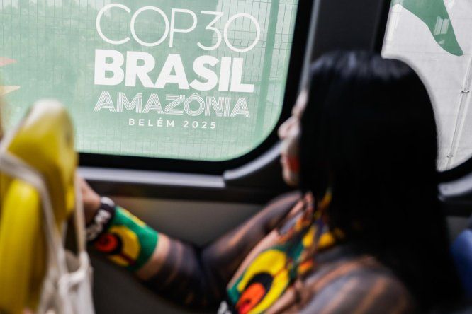Una indígena llega a la Cumbre de los Pueblos en la COP30, en Belém (Brasil).