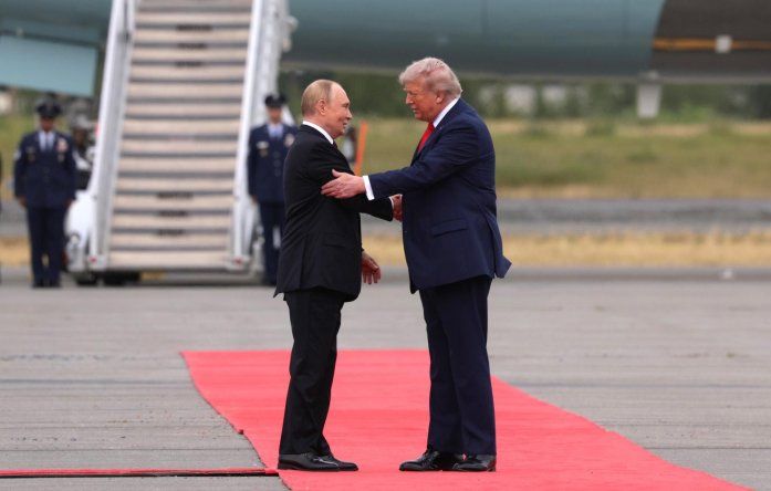 Donald Trump recibe a Vladimir Putin durante su reunión para negociar en la Base Conjunta Elmendorf-Richardson en Anchorage, Alaska, EE.UU., el 15 de agosto de 2025