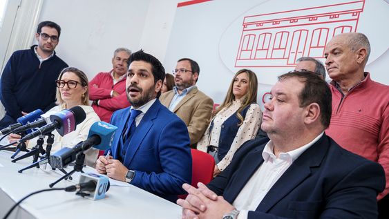 Desde la izquierda, sentados: Elianne Castro, Andrés Ojeda y Walter Cervini Desde la izquierda, sentados: Elianne Castro, Andrés Ojeda y Walter Cervini