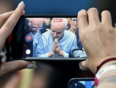 El presidente de Brasil y candidato a la reelección, Luiz Inácio Lula da Silva, aparece en las pantallas de teléfonos móviles y cámaras mientras habla durante un encuentro con legisladores actuales y recién elegidos en un hotel de Brasilia, el 7 de octubre de 2026.