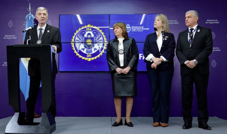 Patricia Bullrich y autoridades de la Policía Federal de Argentina durante la conferencia de prensa en la que anunciaron el nuevo combate contra el PCC