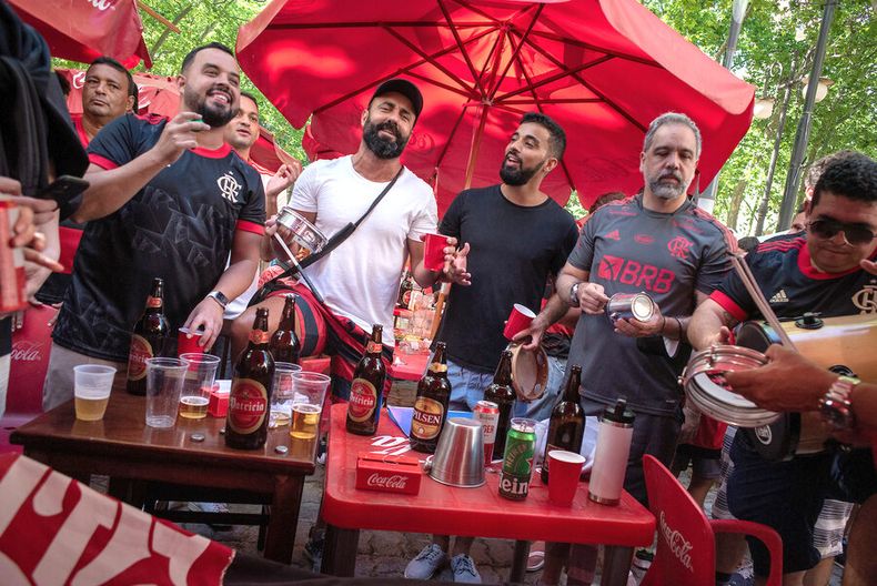 Hinchas de Flamengo toman antes de la final de la Copa Libertadores en Montevideo. Foto: Ricardo Antunez / adhocFOTOS