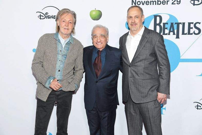 El ex-Beatle Paul cartney, productor del documental Beatles ‘64, junto a su coproductor Martin Scorsese y el director David Tedeschi en la première, en el teatro Hudson Square de Nueva York