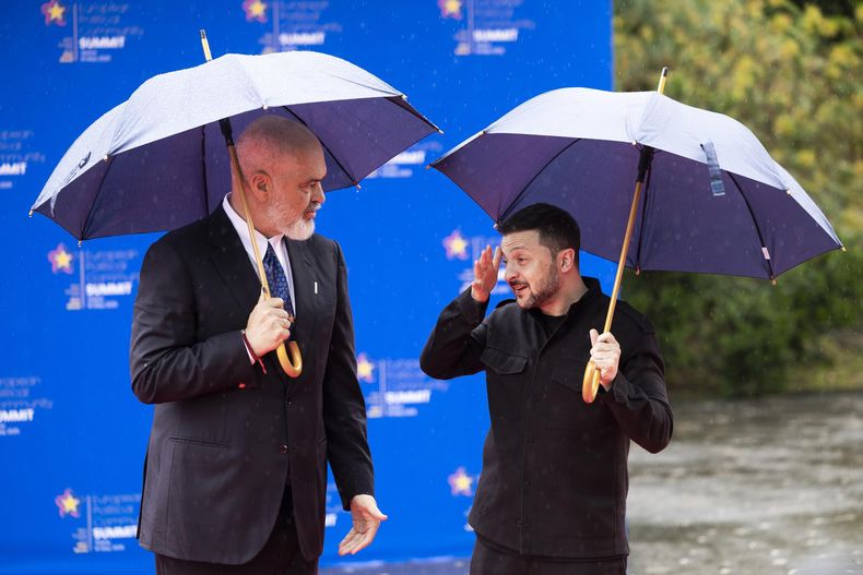 El presidente ucraniano, Volodímir Zelenski (d), conversa con el primer ministro albanés, Edi Rama, durante la sexta cumbre de la Comunidad Política Europea, una cita anual que congrega a buena parte de los jefes de Estado y de gobierno del continente y dedicará a la guerra en Ucrania buena parte de su agenda en esta edición.