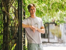 Su vínculo con la música es una historia de mudanza, del consumo “de la noche” (fiestas) al consumo de discos, álbumes y vinilos. Su vínculo con la música es una historia de mudanza, del consumo “de la noche” (fiestas) al consumo de discos, álbumes y vinilos.