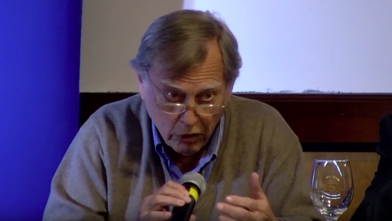 El asesor de Cabildo Abierto Kenneth Coates en el evento en la FCEA