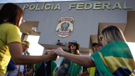 Partidarios del expresidente de Brasil Jair Bolsonaro protestan afuera de la sede de la Policía Federal de Brasil este sábado, en Brasilia (Brasil).&nbsp;
