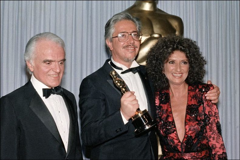 Jack Valenti, expresidente de la Asociación Cinematográfica de Estados Unidos, posa junto al director argentino Luis Puenzo y la actriz Norma Aleandro después de que Puenzo ganara el Óscar a la Mejor película internacional por La historia oficial en la 58ª edición de los Premios Óscar realizada en el Music Center, el 24 de marzo de 1986; fue la primera estatuilla para Sudamérica.