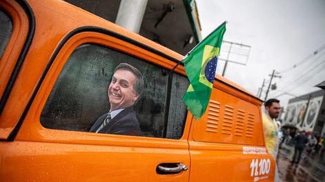 Concentracion de militantes de Jair Bolsonaro en la ciudad de Santos en Brasil. Foto: Mauricio Zina / adhocFOTOS