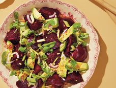 la remolacha es la estrella de esta ensalada de lucia soria, rica, fresca y nutritiva la remolacha es la estrella de esta ensalada de lucia soria, rica, fresca y nutritiva