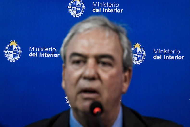 Luis Alberto Heber en conferencia de prensa en la sede del Ministerio del Interior. Foto: Javier Calvelo / adhocFOTOS