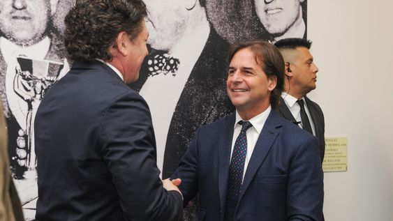 Luis Lacalle Pou y Alejandro Domínguez, presidente de la Conmebol, durante una reunión en Montevideo por la organización del Mundial 2030. Luis Lacalle Pou y Alejandro Domínguez, presidente de la Conmebol, durante una reunión en Montevideo por la organización del Mundial 2030.