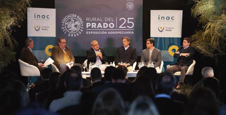 Representantes del sector productivo y de la industria frigorífica, con el presidente de INAC, Gastón Scayola, en la Rural del Prado.