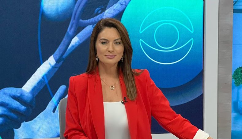 La periodista Ana Inés Martínez durante una emisión de Subrayado, Canal 10