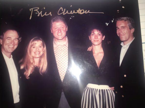 Una foto muestra a Jeffrey Epstein y su pareja, Ghislaine Maxwell, junto a Clinton y otras dos personas.