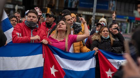 Migrantes de Cuba en Montevideo, durante una manifestación contra su gobierno.