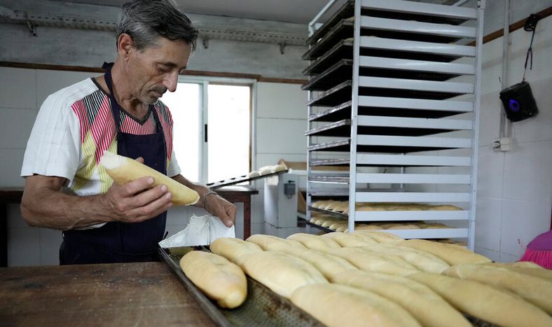 Panadería en la cárcel Unidad Nº 22 de Rocha. Foto: Javier Calvelo / adhocFOTOS