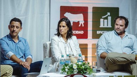 El investigador de Ceres, Martín Alesina; la gerente de Estrategia e Innovación del INAC, Inés Invernizzi; y el coordinador ganadero de Fucrea, Gonzalo Ducos, en el foro Visión Futuro Ganadero, organizado por Hereford Uruguay