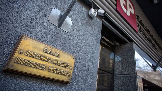Fachada de la Caja de Profesionales Universitarios. Fachada de la Caja de Profesionales Universitarios.