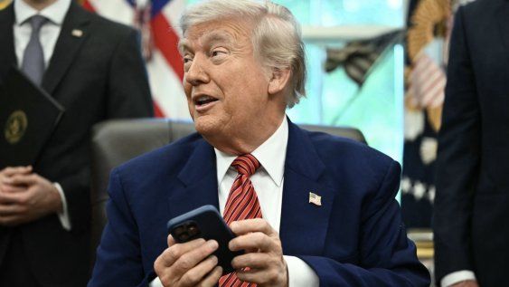 Donald Trump con su teléfono durante en la Oficina Oval de la Casa Blanca. Donald Trump con su teléfono durante en la Oficina Oval de la Casa Blanca.