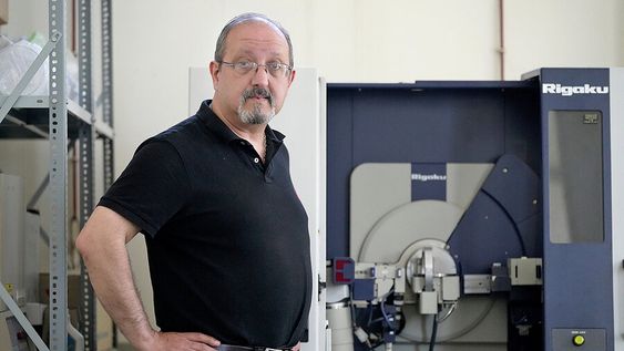 Ávaro Mombrú, en su despacho de la Facultad de Química. Foto: Unidad de Comunicación de la Udelar Ávaro Mombrú, en su despacho de la Facultad de Química. Foto: Unidad de Comunicación de la Udelar