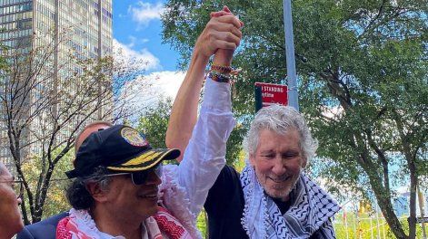 Gustavo Petro junto a Roger Waters y manifestantes en Nueva York.