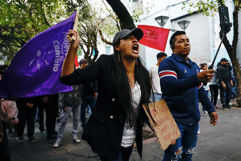 Estudiantes de Ecuador protestan por encarecimiento de vida al retirarse subsidio a diésel.
