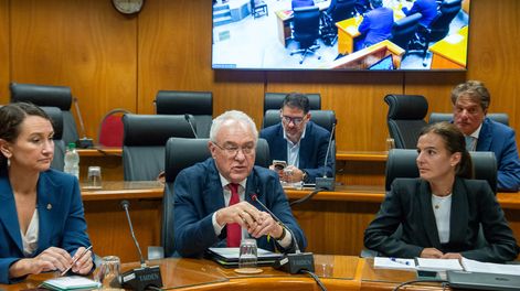 Vicecanciller Valeria Csukasi, canciller Mario Lubetkin y directora de Integración y Mercosur, Paola Repetto, durante su comparecencia en la comisión del Senado que estudia la aprobación del acuerdo con la Unión Europea.